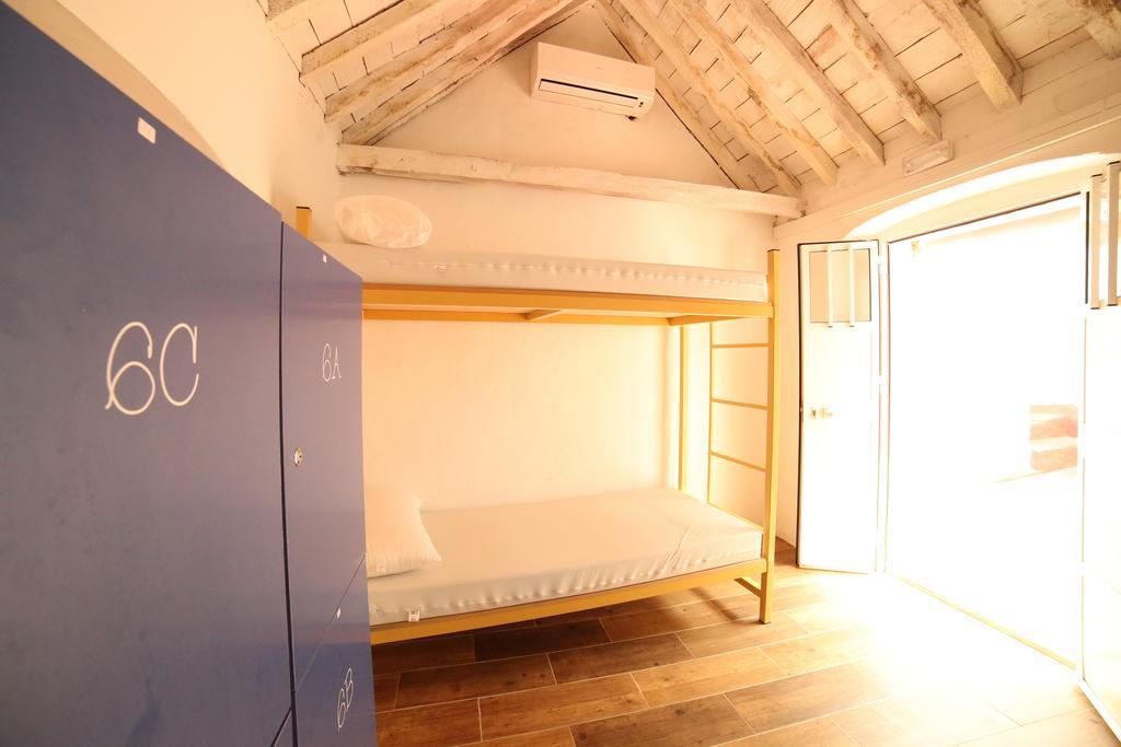 Wake Up In Tarifa Hostel & Restaurant Lounge Bilik gambar